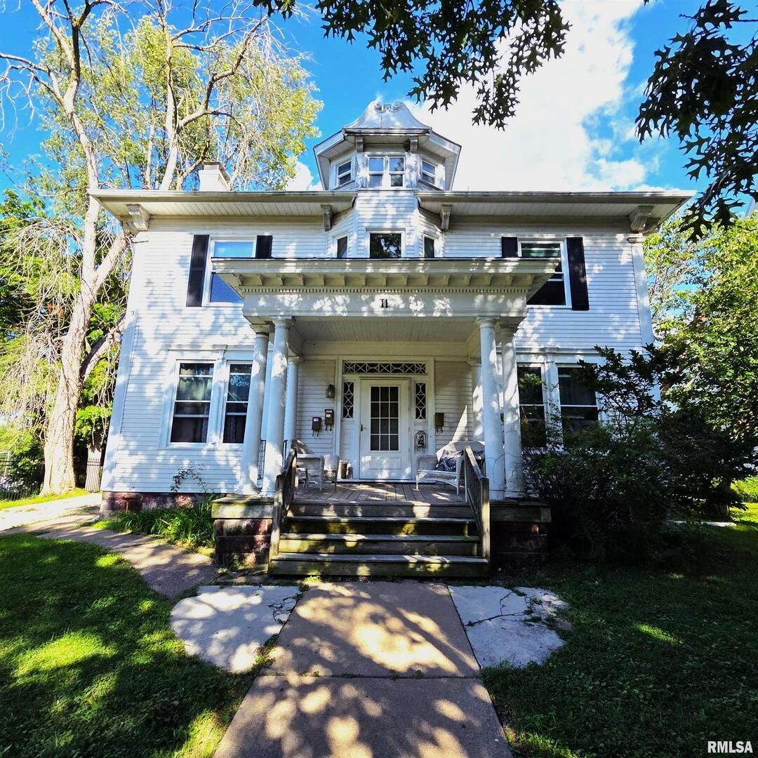 11 OAK Lane — Davenport, IA 52803