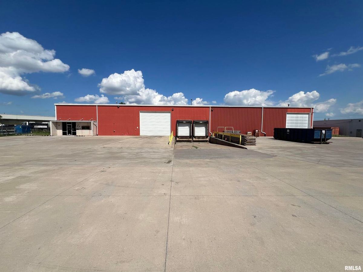 1927 COMENITZ Drive, Davenport, IA 52802