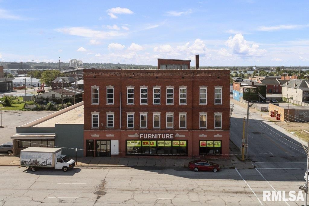 825 W 4TH Street — Davenport, IA 52802