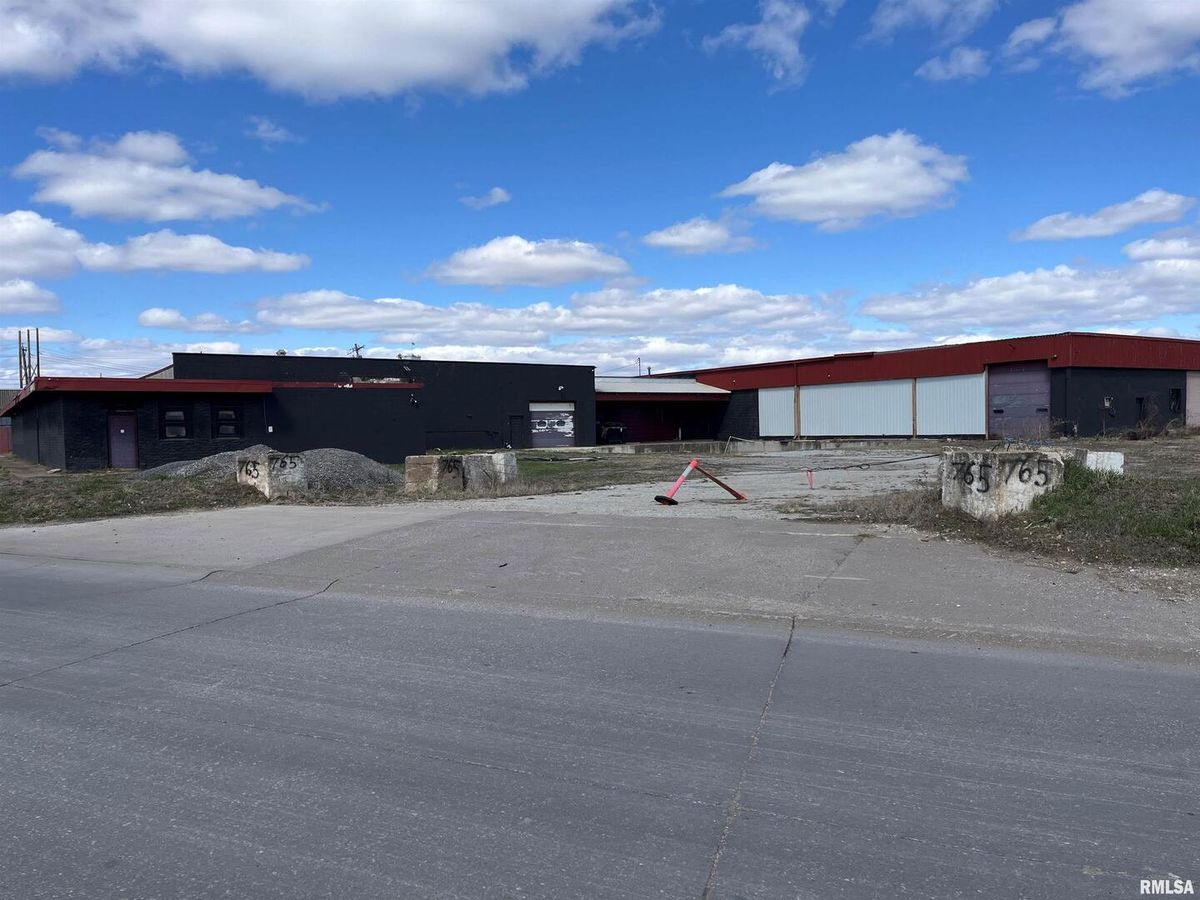 765 SCHMIDT Road, Davenport, IA 52802