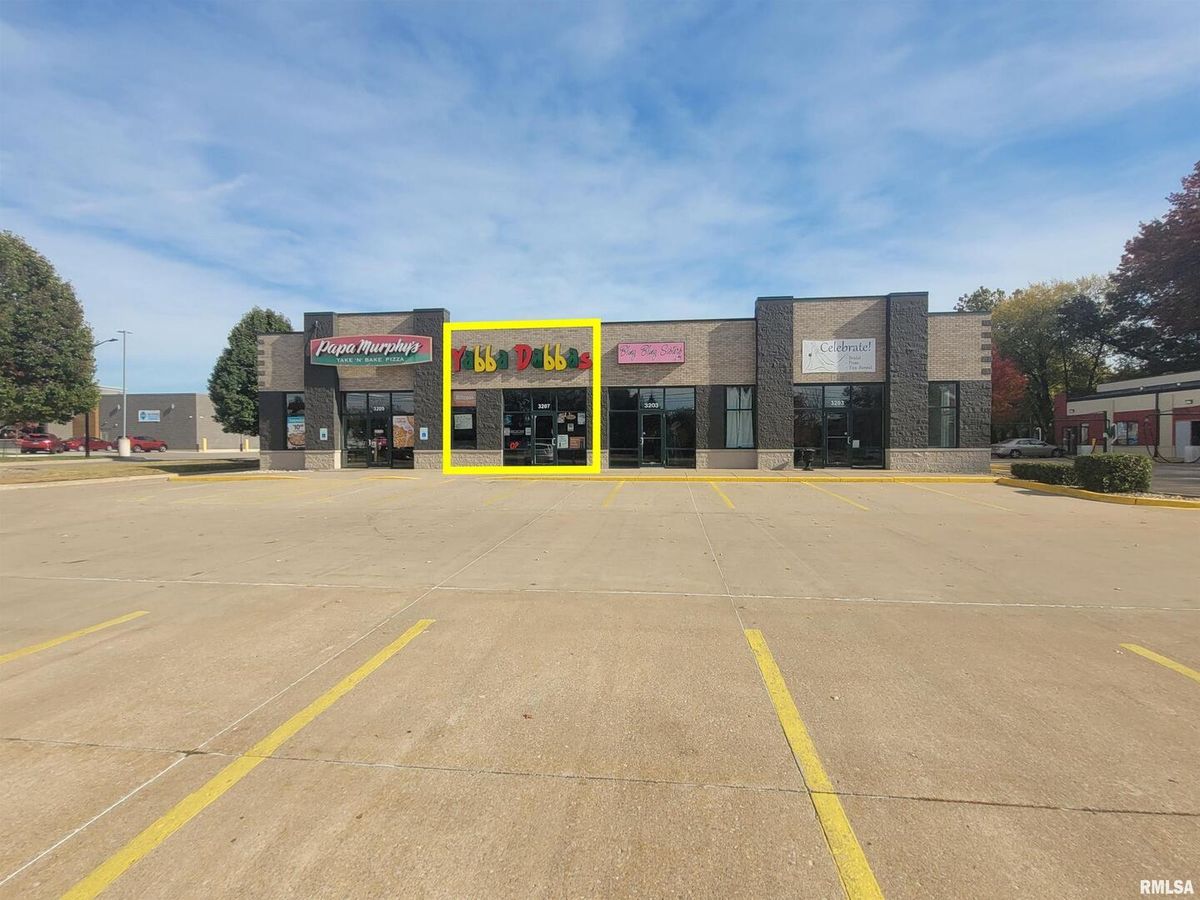 3207 DEVILS GLEN Road, Bettendorf, IA 52722