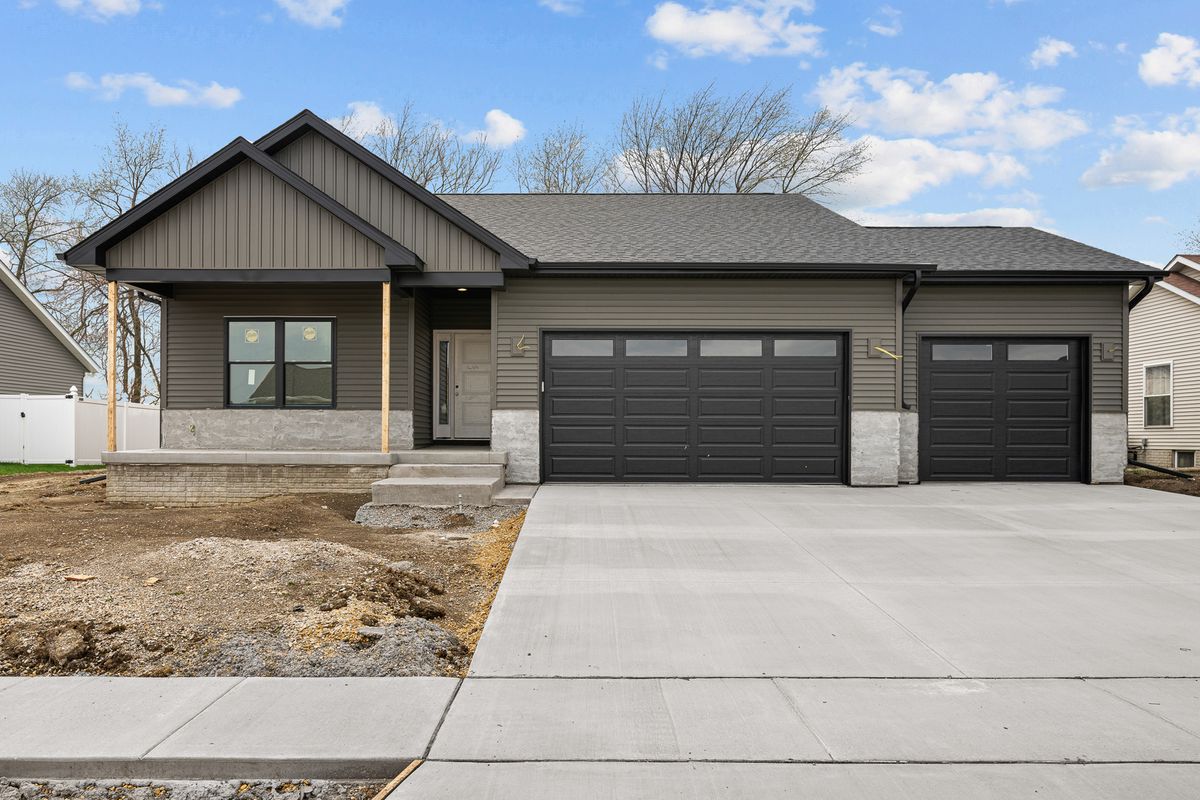 1210 Eagle's Crest Drive, Davenport, IA 52804