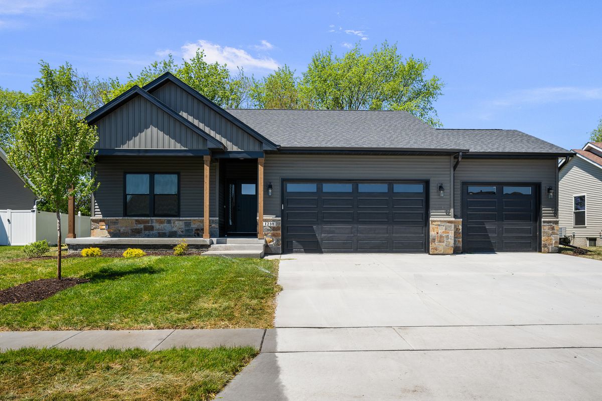 1210 Eagle's Crest Drive, Davenport, IA 52804