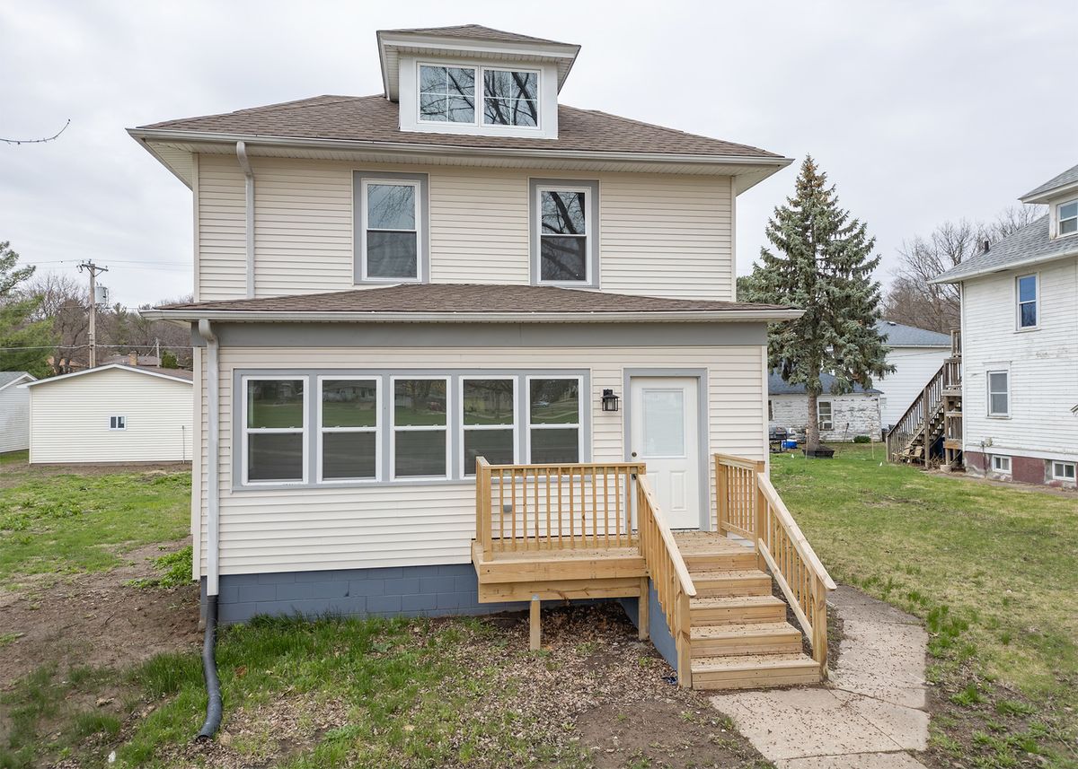 924 3RD Street, Clinton, IA 52732