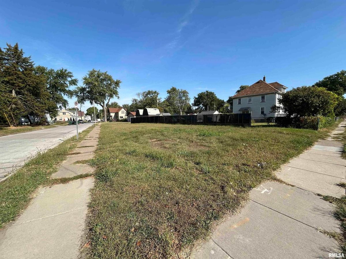 2736 ROCKINGHAM Road, Davenport, IA 52802