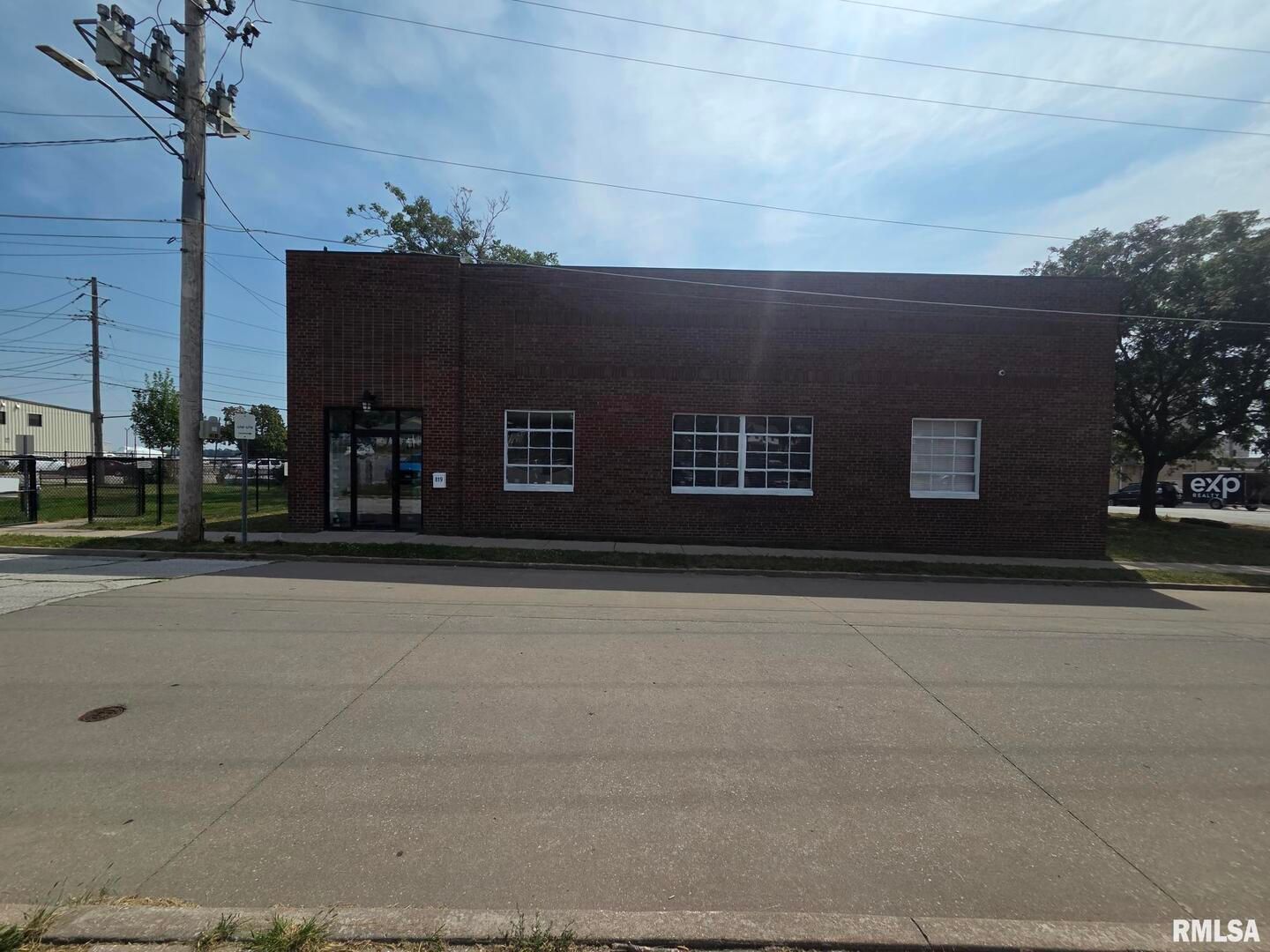 819 ISABEL BLOOM Way — Davenport, IA 52803