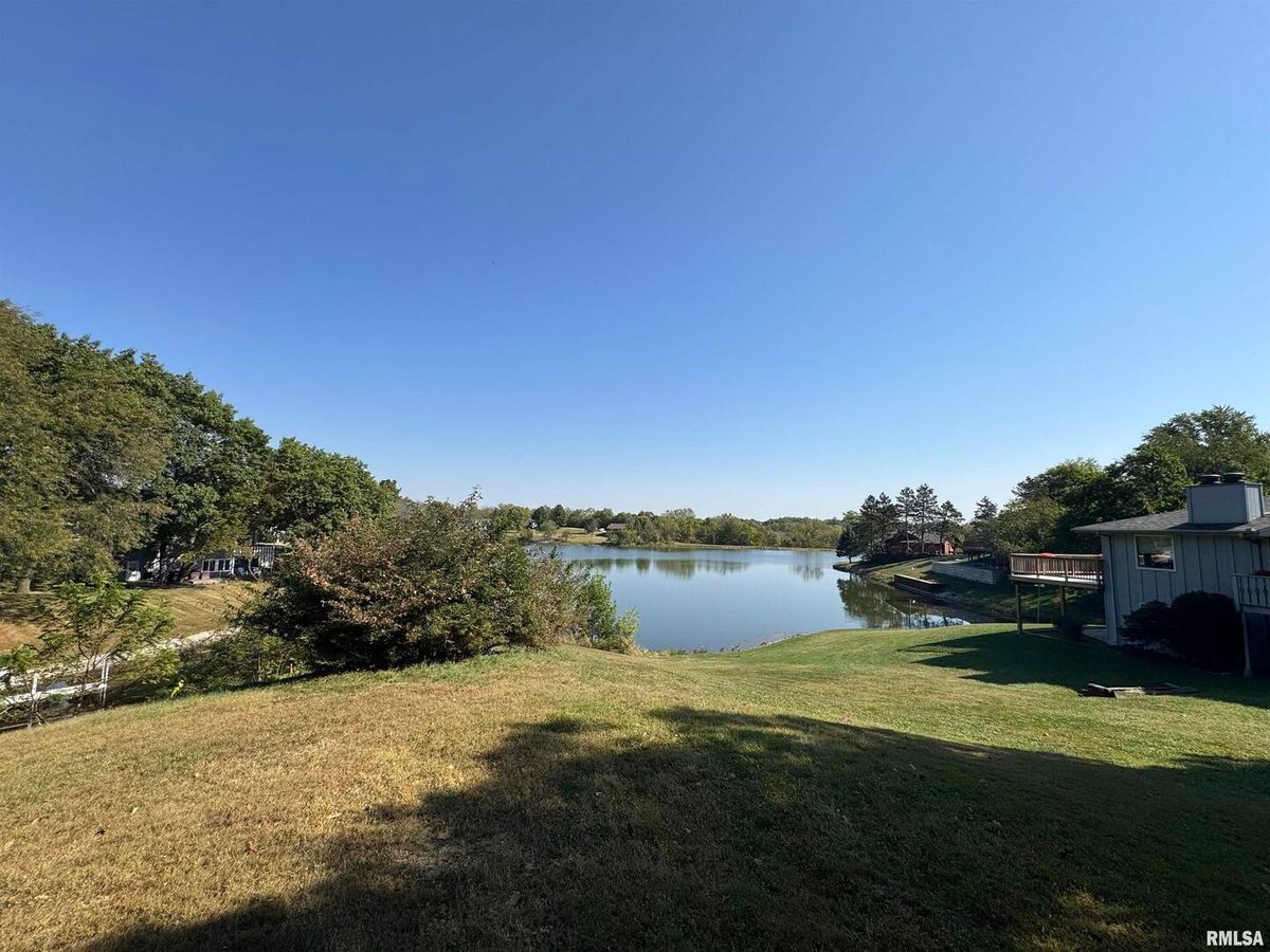 17 CREST VIEW Drive, Sherrard, IL 61281