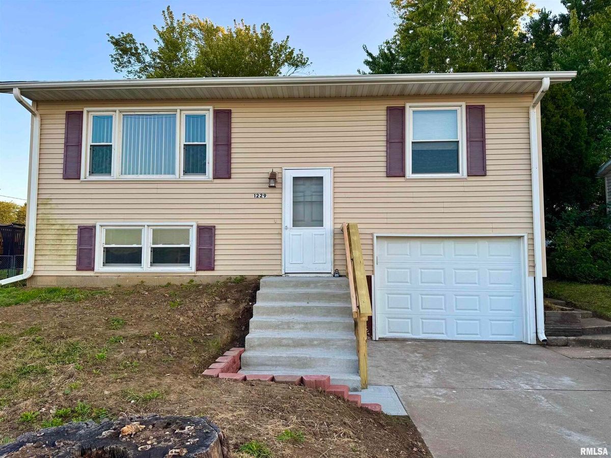 1229 13TH Avenue, Clinton, IA 52732