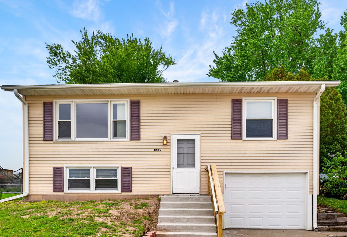 1229 13TH Avenue, Clinton, IA 52732