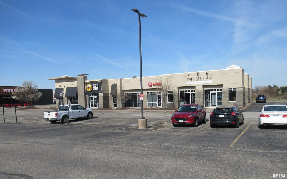 4862 UTICA RIDGE Road, Davenport, IA 52807