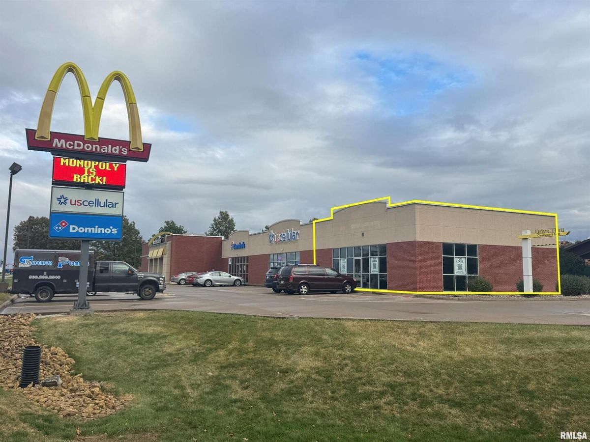 615 LECLAIRE Road, Eldridge, IA 52748