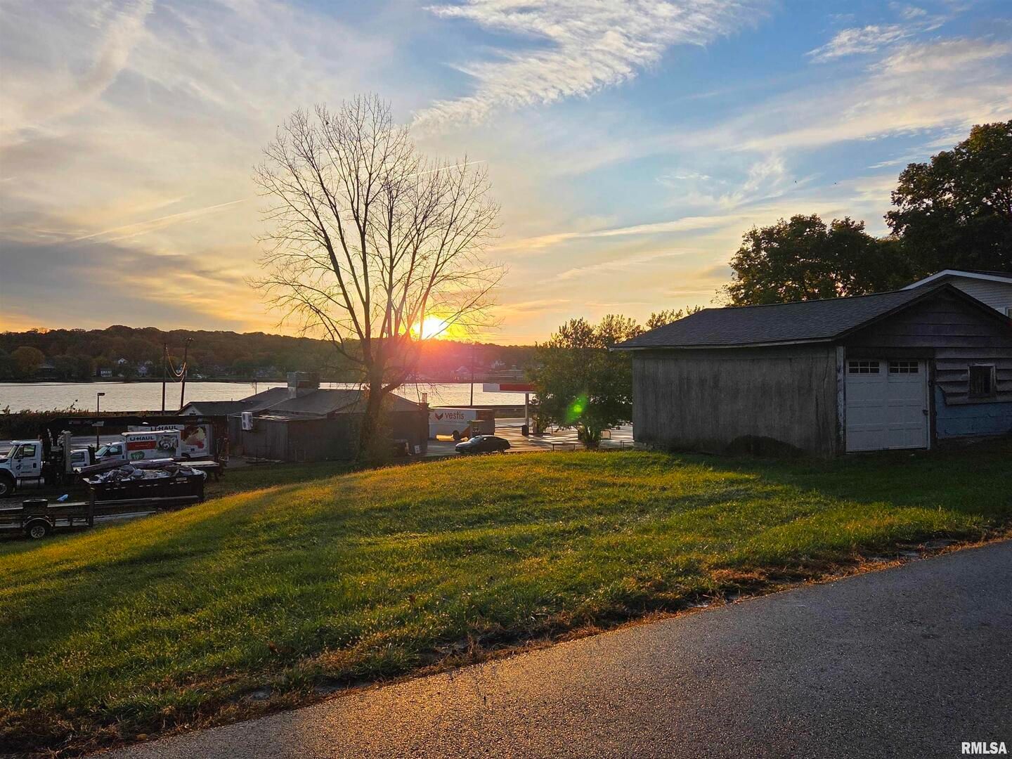 1225 N 2ND Street — Leclaire, IA 52753