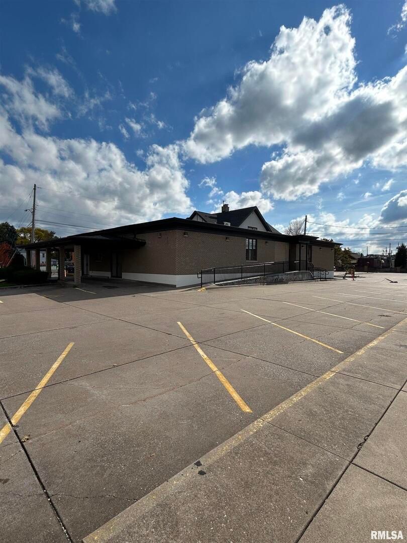 1611 7TH Street, Moline, IL 61264