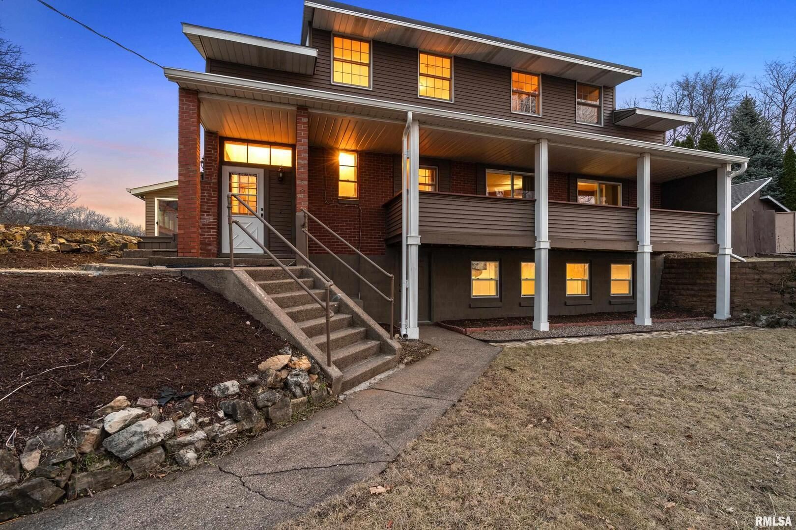 7216 VALLEY Drive — Bettendorf, IA 52722