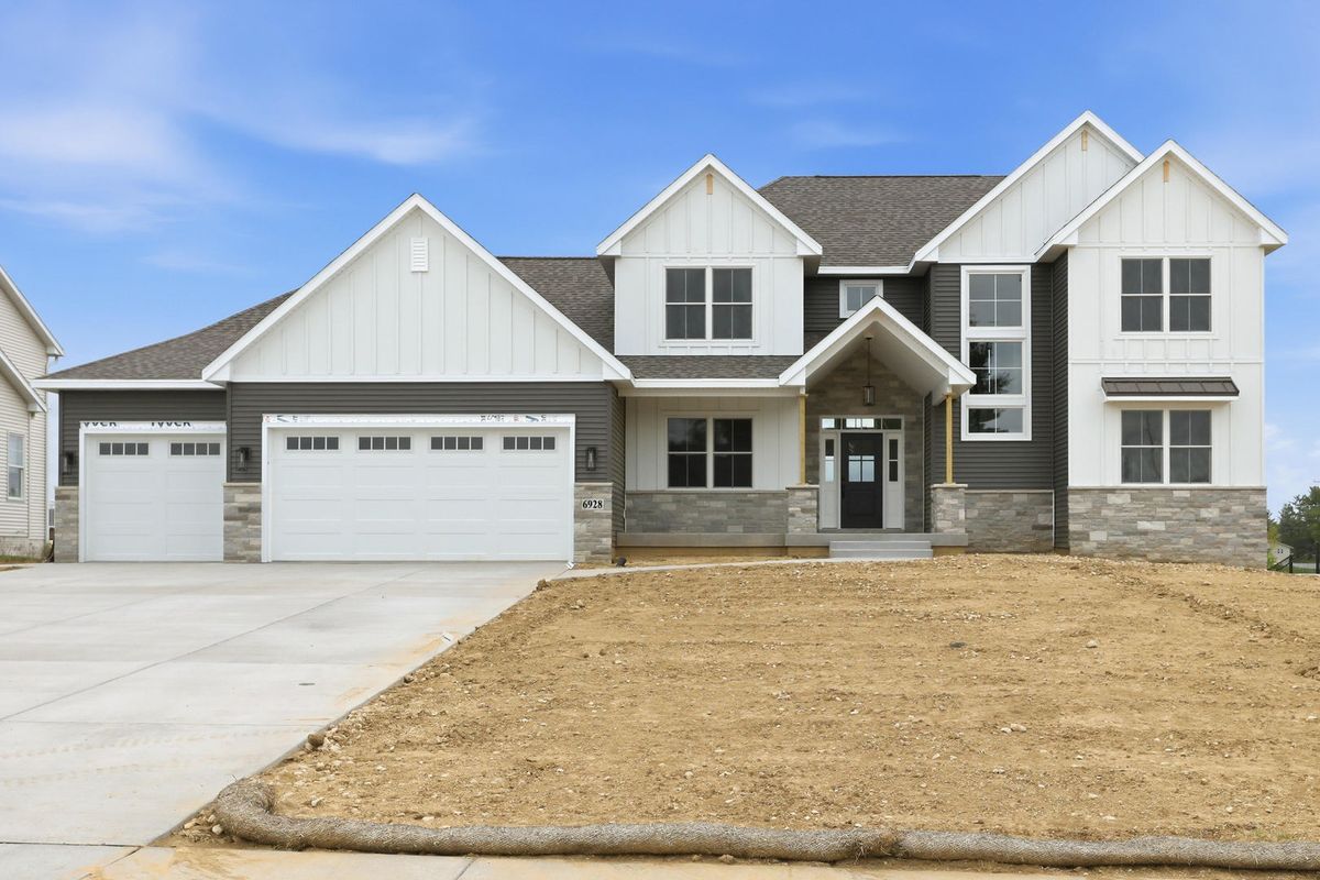 6928 Wilderness Pointe, Bettendorf, IA 52722