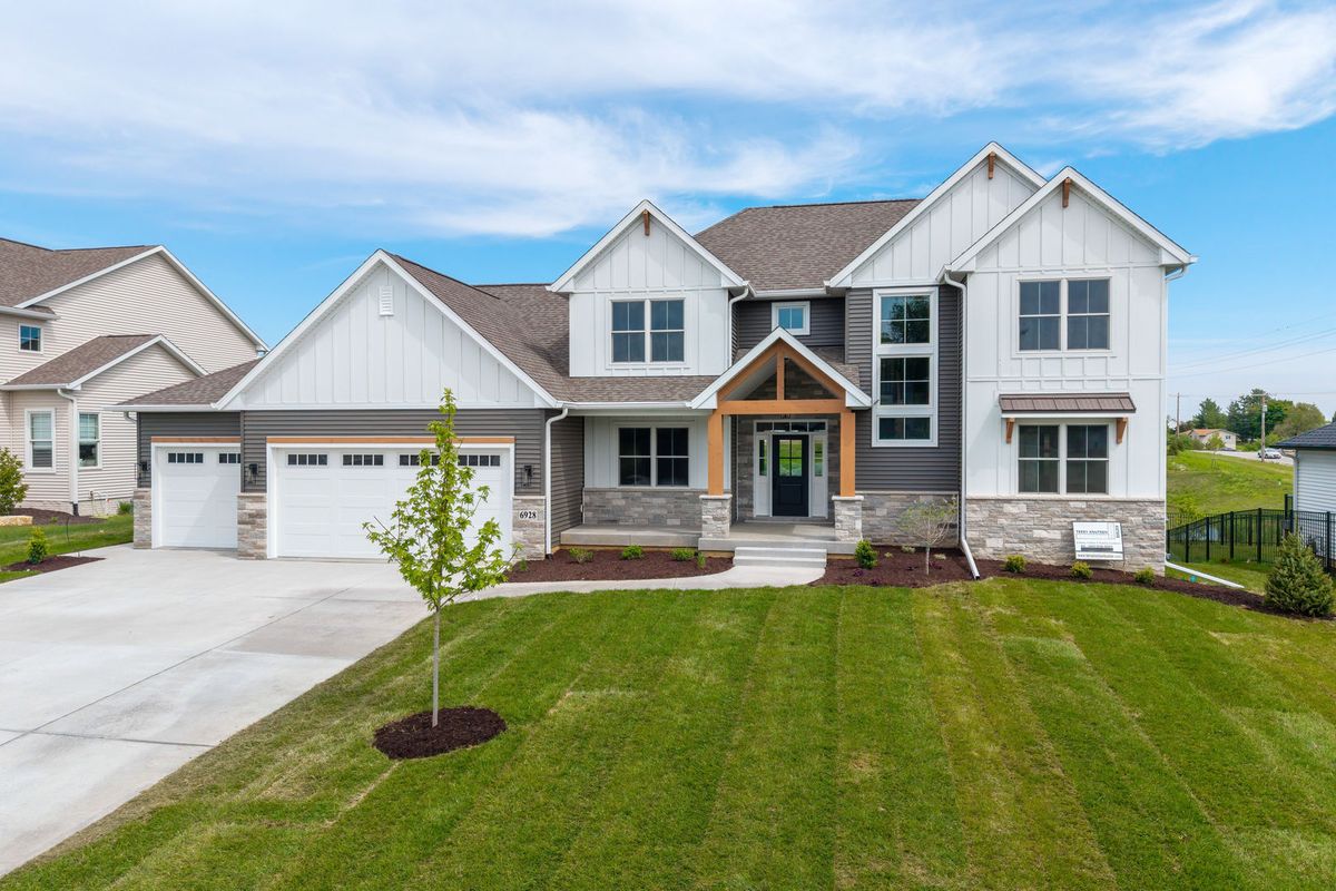 6928 Wilderness Pointe, Bettendorf, IA 52722