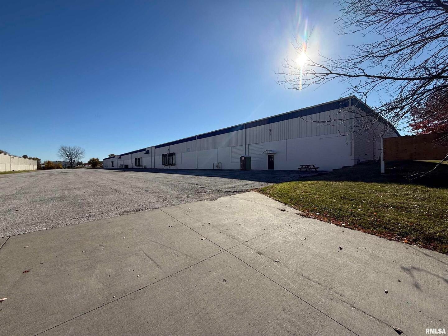 8201 W 42ND Street — Rock Island, IL 61201
