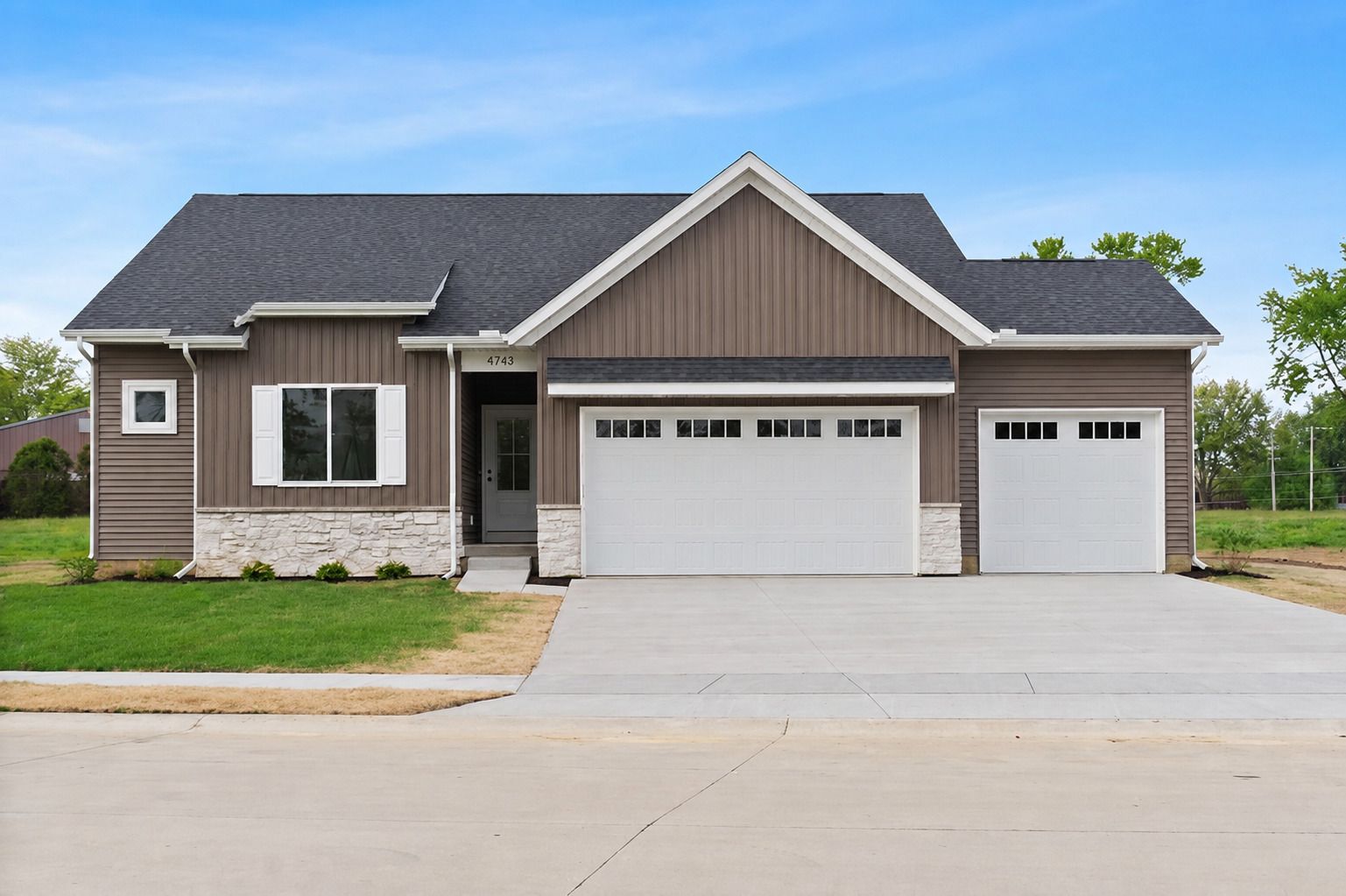 4743 WILLOW Circle — Davenport, IA 52806