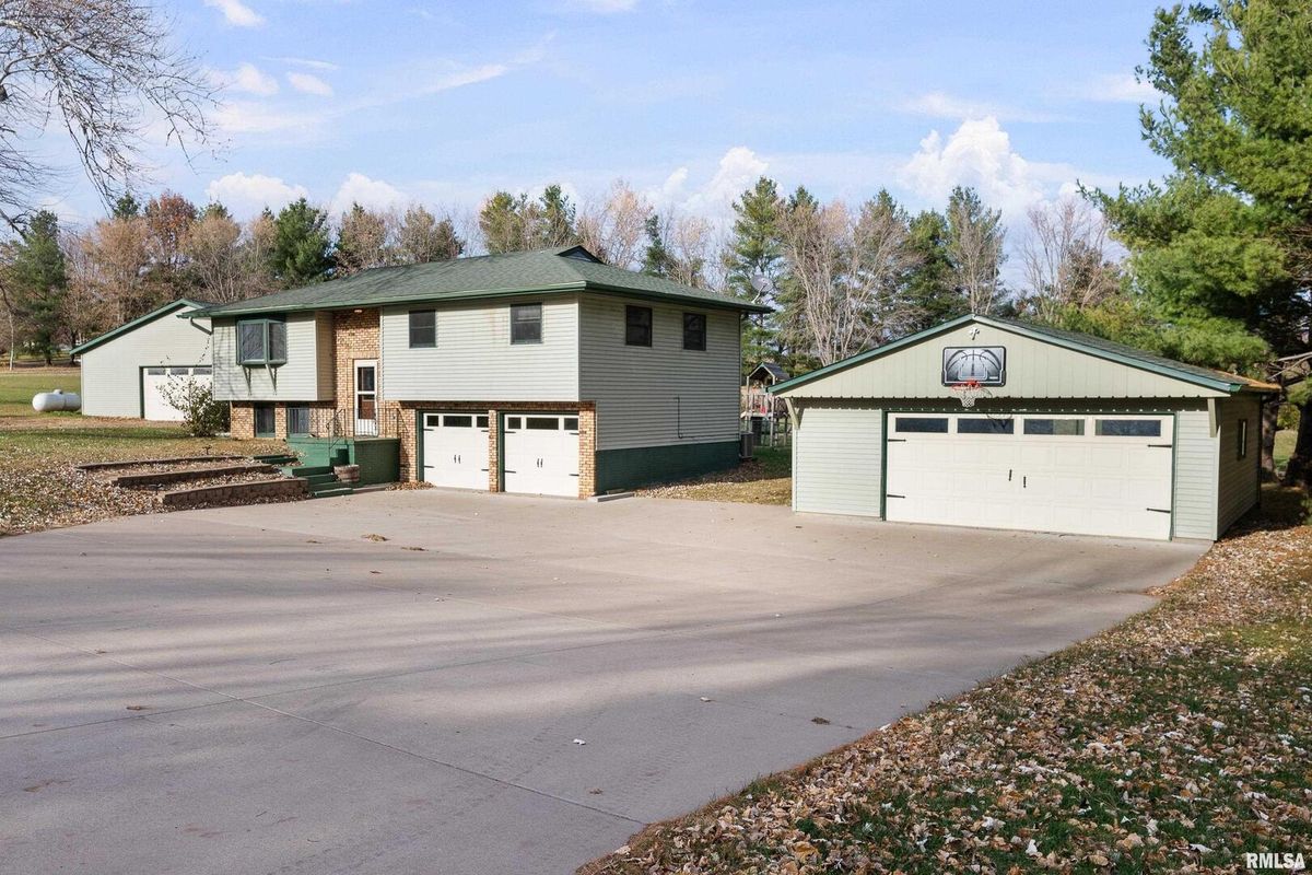 5138 306TH Street, Dixon, IA 52745