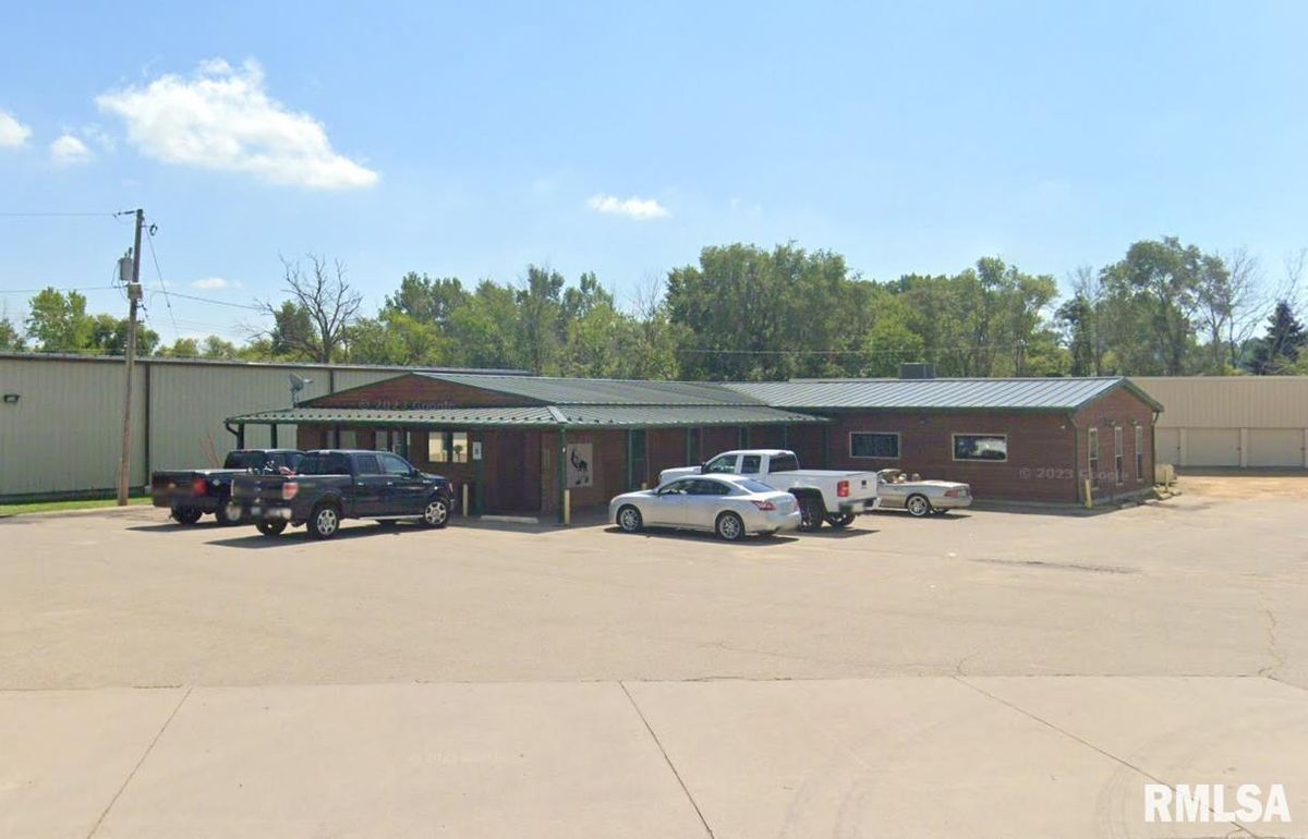 1815 MANUFACTURING Drive, Clinton, IA 52732