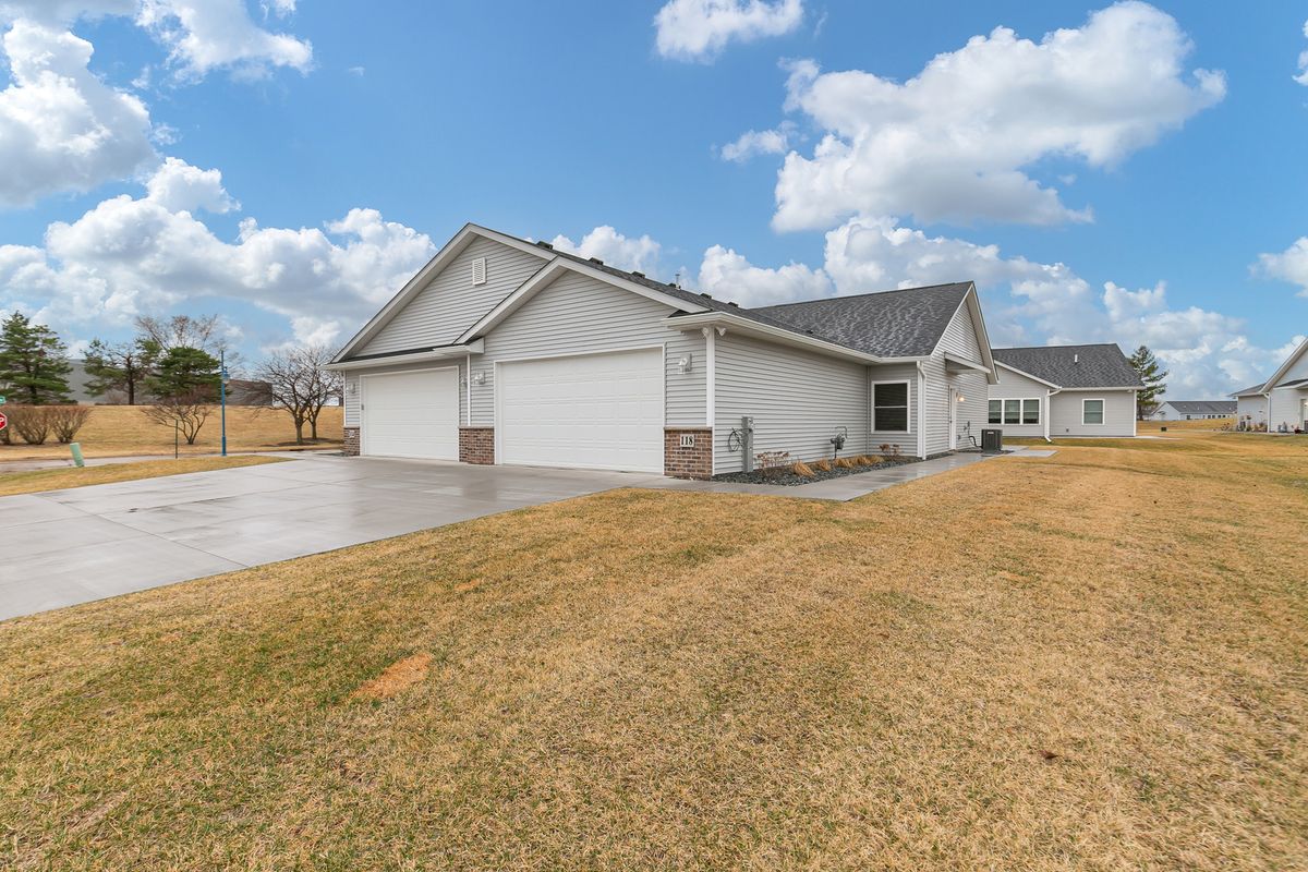 118 BEACON HARBOR Circle, East Moline, IL 61244