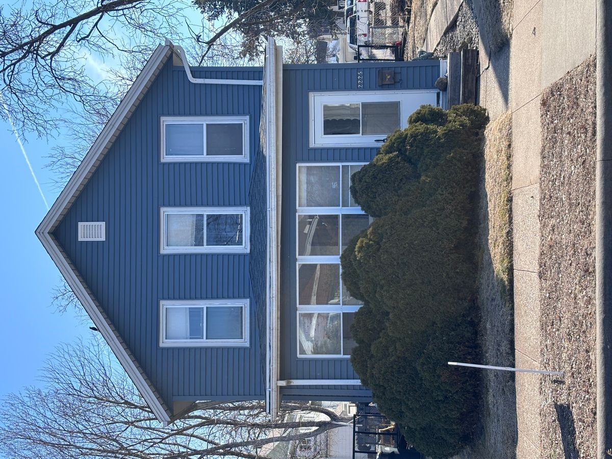 2225 PERSHING Boulevard, Clinton, IA 52732